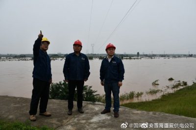 臨潼:“電小二”冒雨對(duì)跨越渭河35千伏輸電線路臨田線32號(hào)桿塔進(jìn)行特巡 臨潼:“電小二”冒雨對(duì)跨越渭河35千伏輸電線路臨田線32號(hào)桿塔進(jìn)行特巡