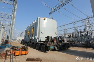 500kV變電站工程首臺(tái)三相一體500千伏主變壓器順利上臺(tái)就位 500kV變電站工程首臺(tái)三相一體500千伏主變壓器順利上臺(tái)就位