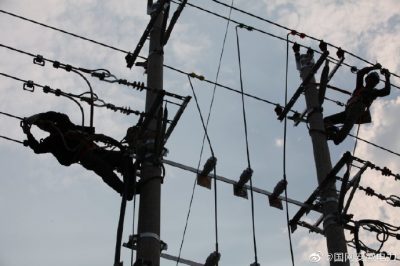 渦陽縣供電公司進行農(nóng)網(wǎng)改造升級工程施工 渦陽縣供電公司進行農(nóng)網(wǎng)改造升級工程施工