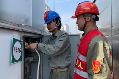 木蘭變電站里設(shè)備進(jìn)行補(bǔ)充SF6的工作 木蘭變電站里設(shè)備進(jìn)行補(bǔ)充SF6的工作