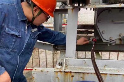 110千伏融冰變電站3501開(kāi)關(guān)進(jìn)行檢修工作 110千伏融冰變電站3501開(kāi)關(guān)進(jìn)行檢修工作