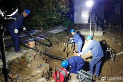 漢中中學箱變電纜被施工機械挖斷緊急搶修