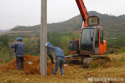 大張莊鎮(zhèn)溝窩臺區(qū)進(jìn)行電網(wǎng)改造施工 大張莊鎮(zhèn)溝窩臺區(qū)進(jìn)行電網(wǎng)改造施工