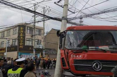 卡車撞斷電線桿 帶電搶修效率高 卡車撞斷電線桿 帶電搶修效率高