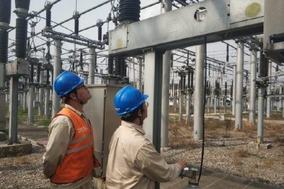 鎮(zhèn)江供電公司對線路間隔開關(guān)進行六氟化硫氣體補充 鎮(zhèn)江供電公司對線路間隔開關(guān)進行六氟化硫氣體補充