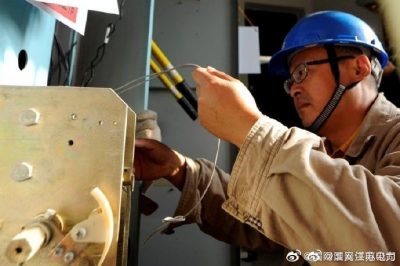 35千伏淮河變電站緊固變壓器樁頭  更換老舊電纜  重新搭接開關(guān)機構(gòu)接線 35千伏淮河變電站緊固變壓器樁頭  更換老舊電纜  重新搭接開關(guān)機構(gòu)接線