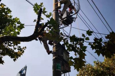 姜堰區(qū)供電公司組織施工隊對10千伏馬長線航道站支線安裝智能自動化開關(guān) 姜堰區(qū)供電公司組織施工隊對10千伏馬長線航道站支線安裝智能自動化開關(guān)