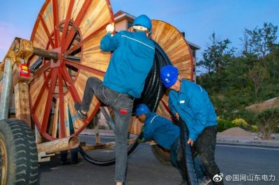 “煤改電”二期工程新建線路進(jìn)行電纜敷設(shè)作業(yè)