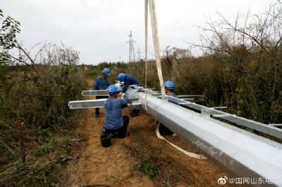 潮水機(jī)場路組裝并樹立起35千伏季崮線鋼管塔 潮水機(jī)場路組裝并樹立起35千伏季崮線鋼管塔