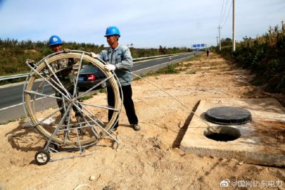 潮水機(jī)場路35千伏季崮線進(jìn)行入地電纜敷設(shè)工作 潮水機(jī)場路35千伏季崮線進(jìn)行入地電纜敷設(shè)工作