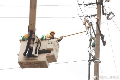 莒南縣供電公司帶電處理10千伏后山線老子峪支線13號(hào)桿引線故障 莒南縣供電公司帶電處理10千伏后山線老子峪支線13號(hào)桿引線故障