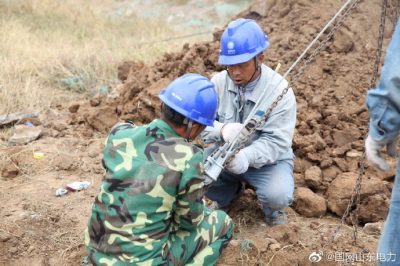 桓臺(tái)縣供電公司對(duì)10千伏東劉線進(jìn)行立桿架線工作 桓臺(tái)縣供電公司對(duì)10千伏東劉線進(jìn)行立桿架線工作