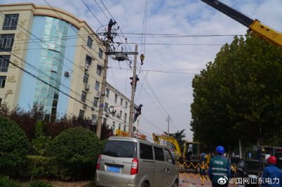 黃島區(qū)供電公司為海濱園線進行架空線路