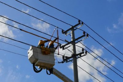 福山區(qū)供電公司搶修10千伏西羅分支線因線路老化斷裂 福山區(qū)供電公司搶修10千伏西羅分支線因線路老化斷裂