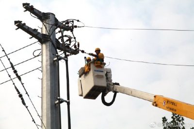 10千伏高速北線135號(hào)桿進(jìn)行帶電斷接引線 10千伏高速北線135號(hào)桿進(jìn)行帶電斷接引線