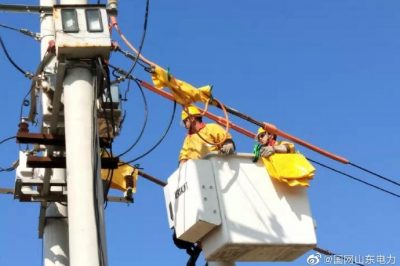 帶電作業(yè)班在10千伏十八戶甲線帶電更換高壓開關 帶電作業(yè)班在10千伏十八戶甲線帶電更換高壓開關