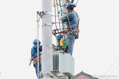 金馬村新建電力工程進行組裝臺架變工作