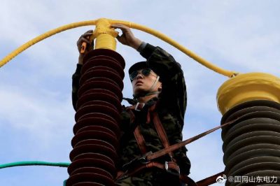 110千伏移動變電站進行導線壓接施工 110千伏移動變電站進行導線壓接施工