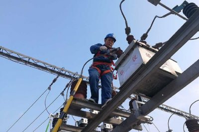 獻(xiàn)縣供電公司在35千伏西城變電站斷路器一次接線進(jìn)行維護(hù) 獻(xiàn)縣供電公司在35千伏西城變電站斷路器一次接線進(jìn)行維護(hù)