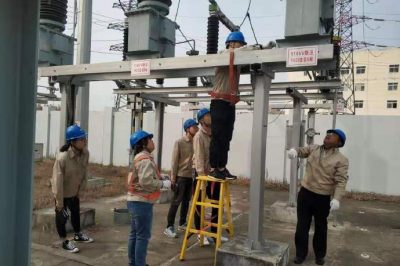 沭陽縣供電公司大學(xué)生員工開展現(xiàn)場設(shè)備操作