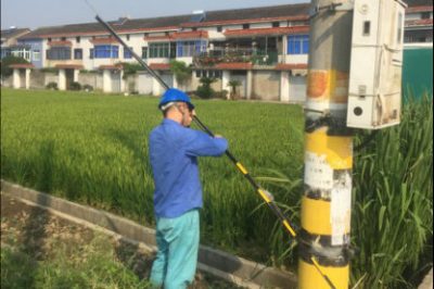 云龍供電服務(wù)站對(duì)農(nóng)田內(nèi)的電力設(shè)備進(jìn)行巡視消缺 云龍供電服務(wù)站對(duì)農(nóng)田內(nèi)的電力設(shè)備進(jìn)行巡視消缺