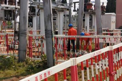 110千伏變電站改造工程現(xiàn)場(chǎng)進(jìn)行35千伏引線制作安裝 110千伏變電站改造工程現(xiàn)場(chǎng)進(jìn)行35千伏引線制作安裝