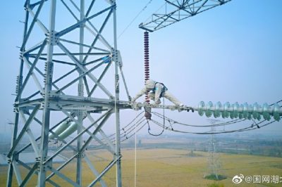 “螃蟹步伐”方式進(jìn)入500kV孱澧II線等電位進(jìn)行帶電消缺 “螃蟹步伐”方式進(jìn)入500kV孱澧II線等電位進(jìn)行帶電消缺