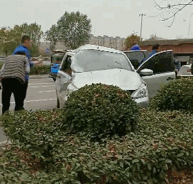 砰！供電職工聽到巨響趕緊爬下電桿飛奔…