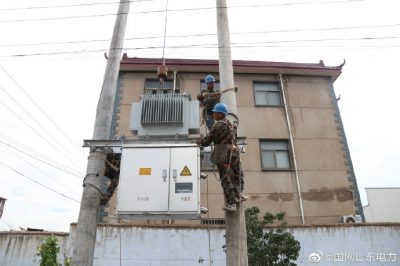 河?xùn)|區(qū)何家戈村進(jìn)行農(nóng)網(wǎng)升級改造施工 河?xùn)|區(qū)何家戈村進(jìn)行農(nóng)網(wǎng)升級改造施工