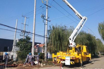 壽光市供電公司帶電接火新安裝的變壓器 壽光市供電公司帶電接火新安裝的變壓器