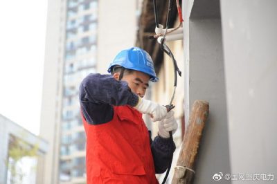 武隆供電公司對(duì)油坊社區(qū)老舊房屋線路排查