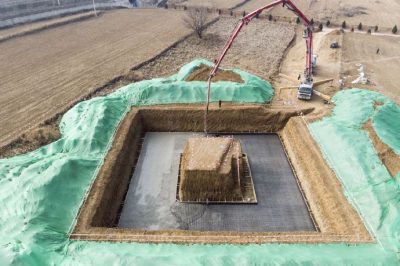 30米見(jiàn)方的深基坑內(nèi)澆制鐵塔基礎(chǔ)施工現(xiàn)場(chǎng)