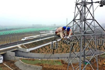 睢寧高鐵站附近的35千伏慶梁線30號(hào)鐵塔上消缺 睢寧高鐵站附近的35千伏慶梁線30號(hào)鐵塔上消缺
