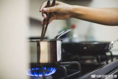 燃氣灶發(fā)生意外時，嚴禁打開任何電器