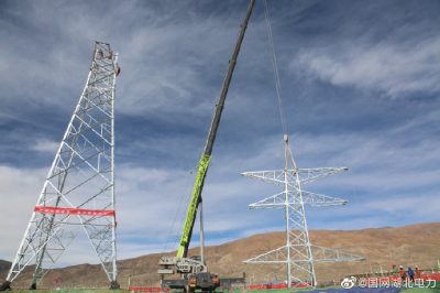 海拔4000余米的110千伏線路施工現(xiàn)場(chǎng)