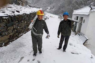 湖北竹山縣得勝鎮(zhèn)八道村因暴雪造成19號(hào)電桿斷裂