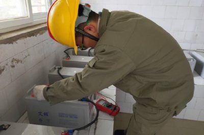 孝感供電運(yùn)檢班萬用表測(cè)量蓄電池電壓