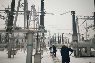 國網延安供電公司330kV延安變開展雪后巡視路線