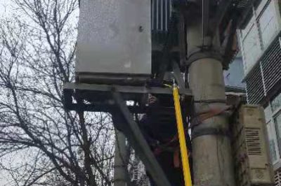 運檢班校正傾斜的公網(wǎng)配變電容柜 運檢班校正傾斜的公網(wǎng)配變電容柜