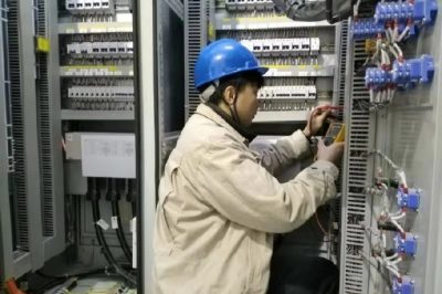 送變電公司調(diào)試人員迅速排查并更換交流采樣板件 送變電公司調(diào)試人員迅速排查并更換交流采樣板件