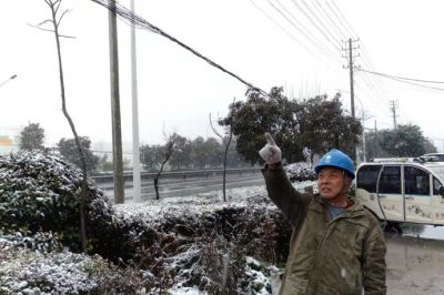 張莊供電所組織運(yùn)維人員開展惡劣天氣下特巡