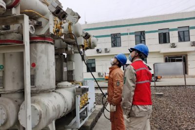 壓力值偏低的組合電器氣室進(jìn)行補(bǔ)氣工作 壓力值偏低的組合電器氣室進(jìn)行補(bǔ)氣工作