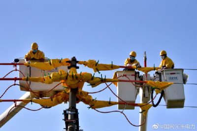 帶電作業(yè)對10千伏桿柱上開關(guān)進(jìn)行更換