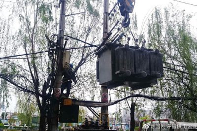 許昌供電公司冒雨對變壓器進行緊急搶修 許昌供電公司冒雨對變壓器進行緊急搶修