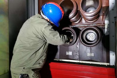 110千伏南坪變電站內(nèi)開關(guān)柜母線室放電隱患缺陷 110千伏南坪變電站內(nèi)開關(guān)柜母線室放電隱患缺陷