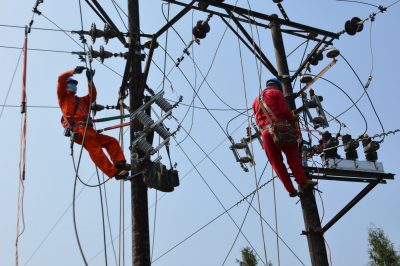 南充儀隴電網(wǎng)工人細(xì)致檢修10千伏線路