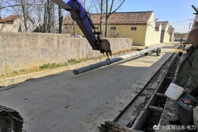 辛寨鎮(zhèn)張家焦頭村運送電桿開展農網(wǎng)改造 辛寨鎮(zhèn)張家焦頭村運送電桿開展農網(wǎng)改造