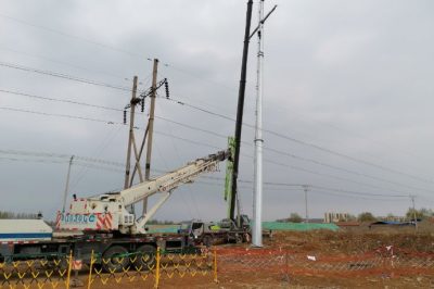 國網(wǎng)沂水縣供電公司輸電工作人員正在冒雨施工 國網(wǎng)沂水縣供電公司輸電工作人員正在冒雨施工