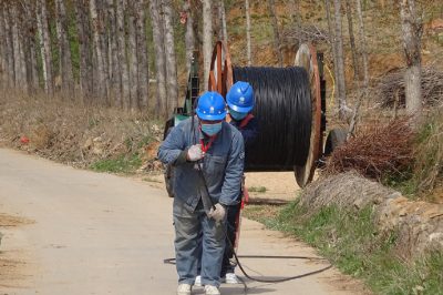 村強民富電當家 施工改造強電網(wǎng) 村強民富電當家 施工改造強電網(wǎng)