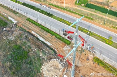 國網(wǎng)臨朐縣供電公司員工登頂高空牽放導(dǎo)線 國網(wǎng)臨朐縣供電公司員工登頂高空牽放導(dǎo)線